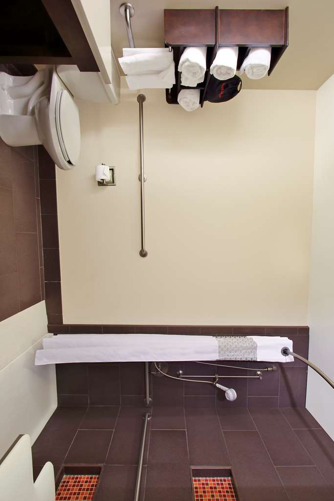 Guest room bath