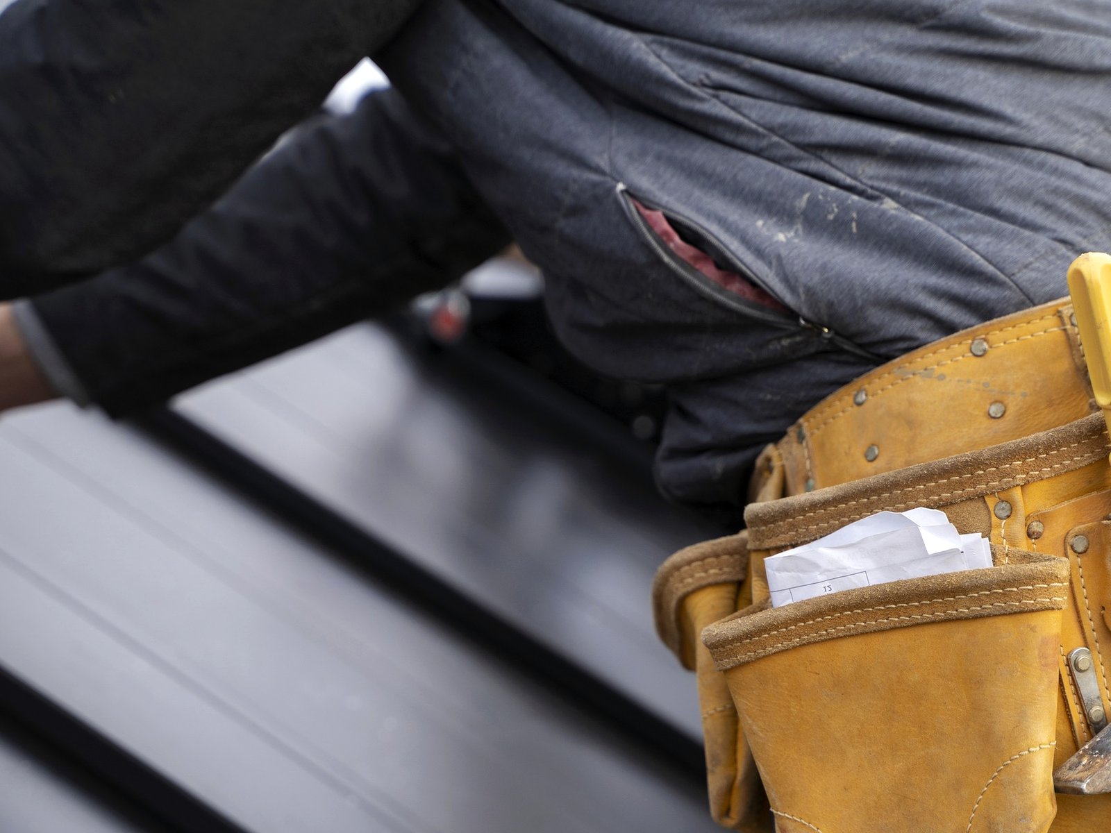 B&R Roofing INC