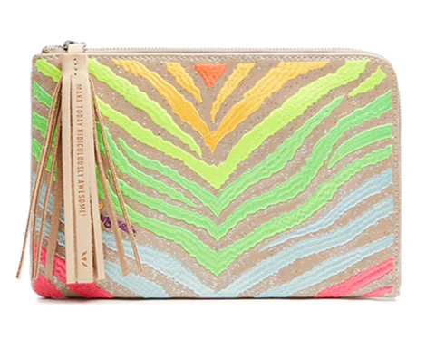 Our L-Shaped Clutch is designed with simplicity and functionality in mind. The zipper closure keeps this sleek clutch secure for trips local or far!
DETAILS & SIZING
Veronica embroidered glitter exterior
L-shaped zipper closure
Interior open pocket
Natural leather trim and tassel
10 3/4” (W) x 6 3/4” (H) ¾” (D)
Made in Mexico
Style No. LSCL2085MLOPOS