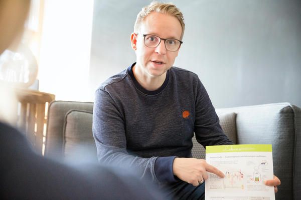 Florian von den Lebensidealisten mitten im Termin bei einer Paartherapie, Raum Lebensidealisten in Neumünster