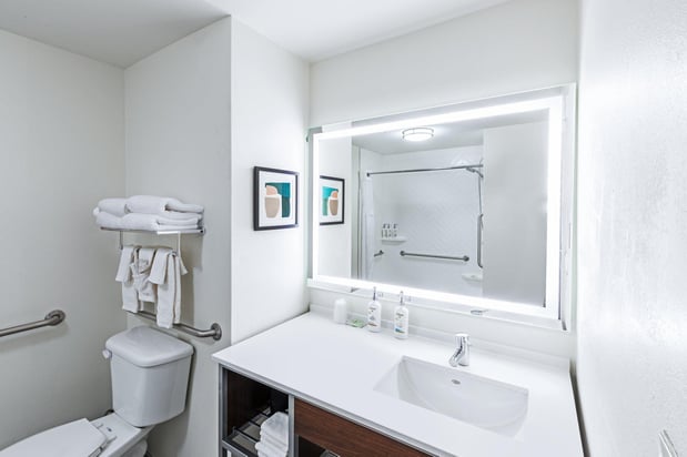 Images Holiday Inn & Suites Tulsa South by IHG