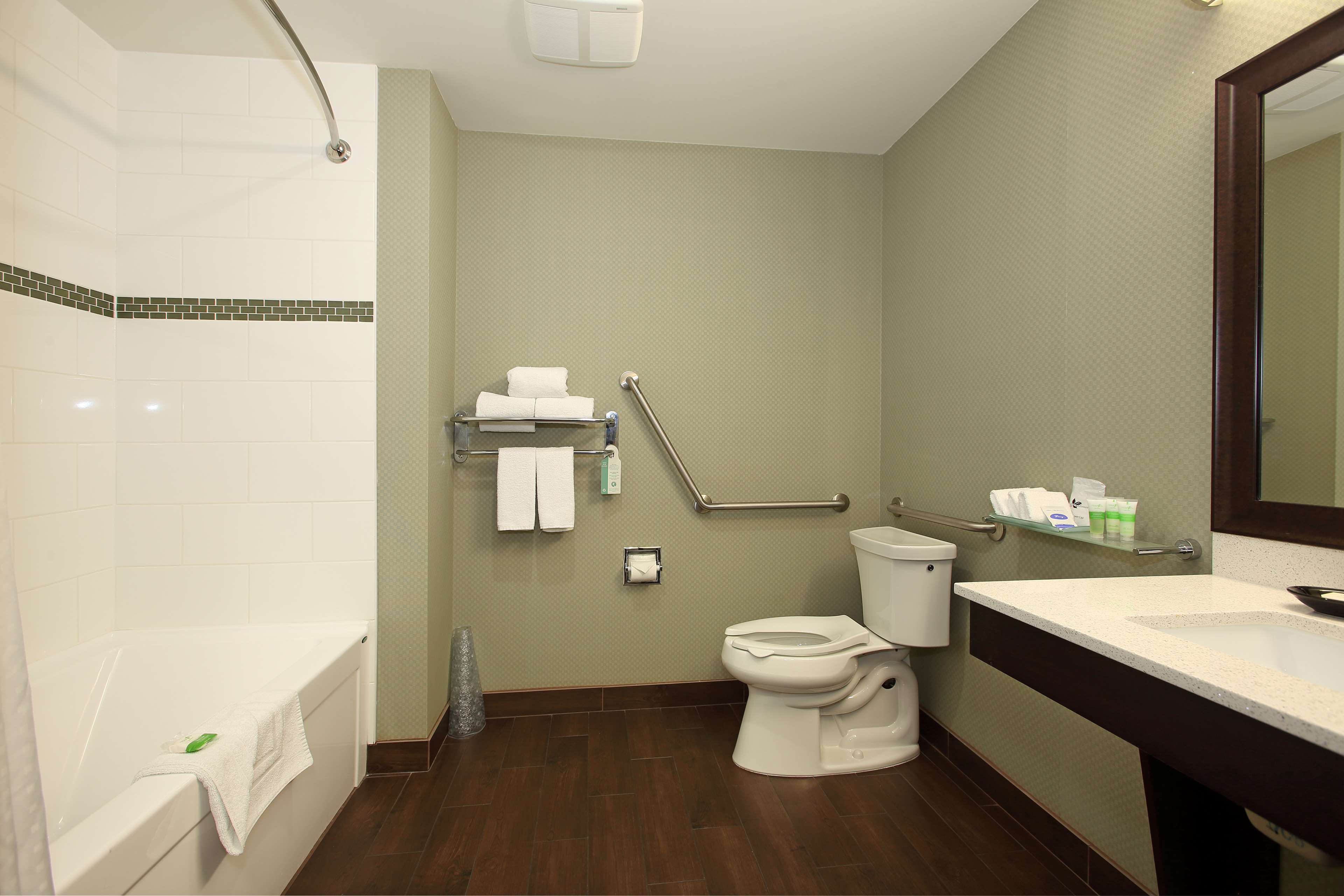Accessible Bathroom with Bath Tub Best Western Pacific Inn Vernon (250)558-1800
