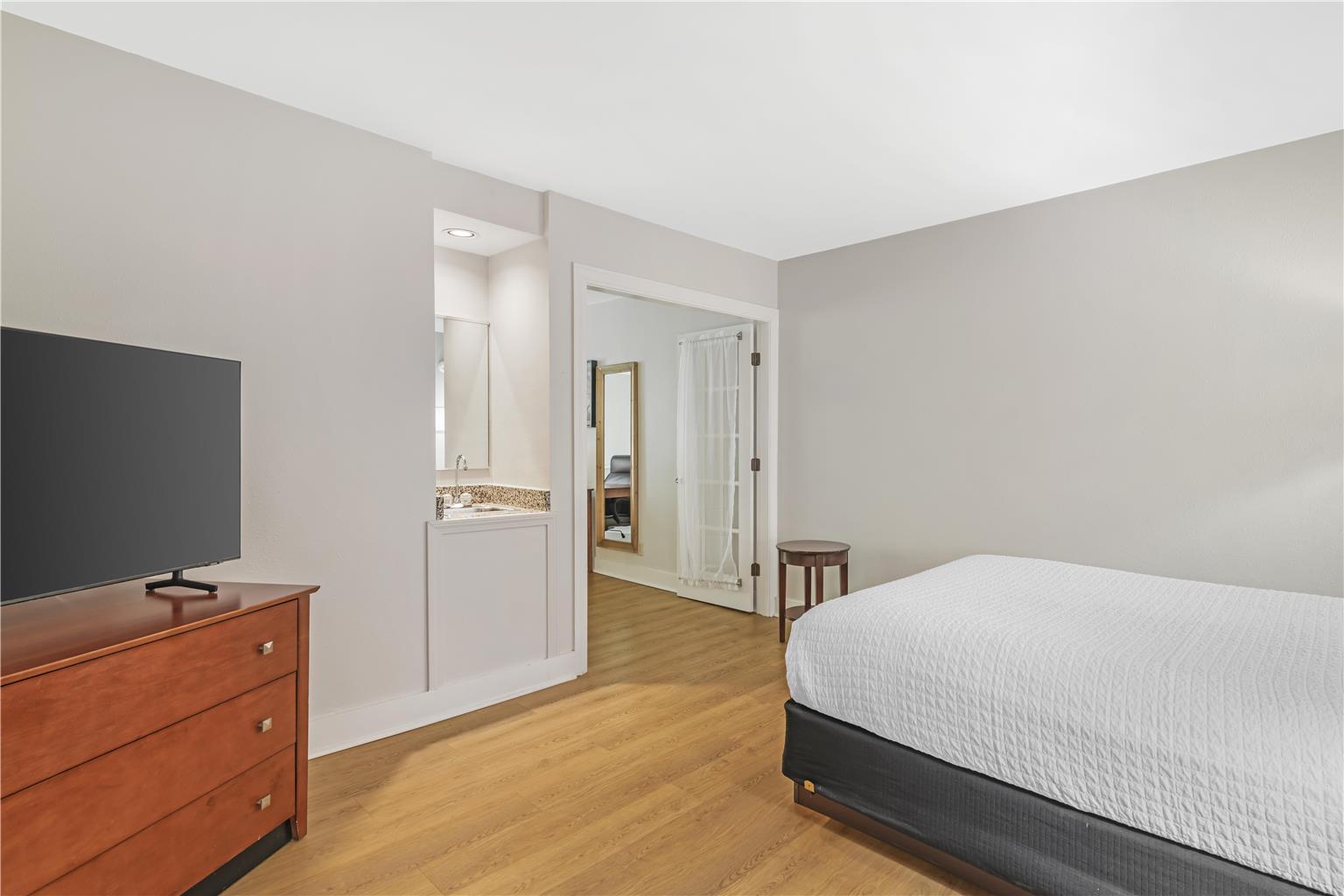 Suite Single Queen Bedroom with Whirlpool