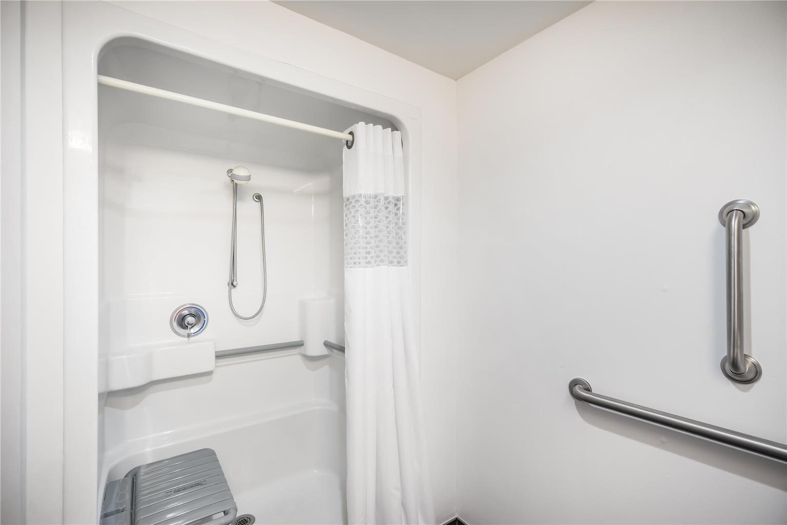 Guest room bath