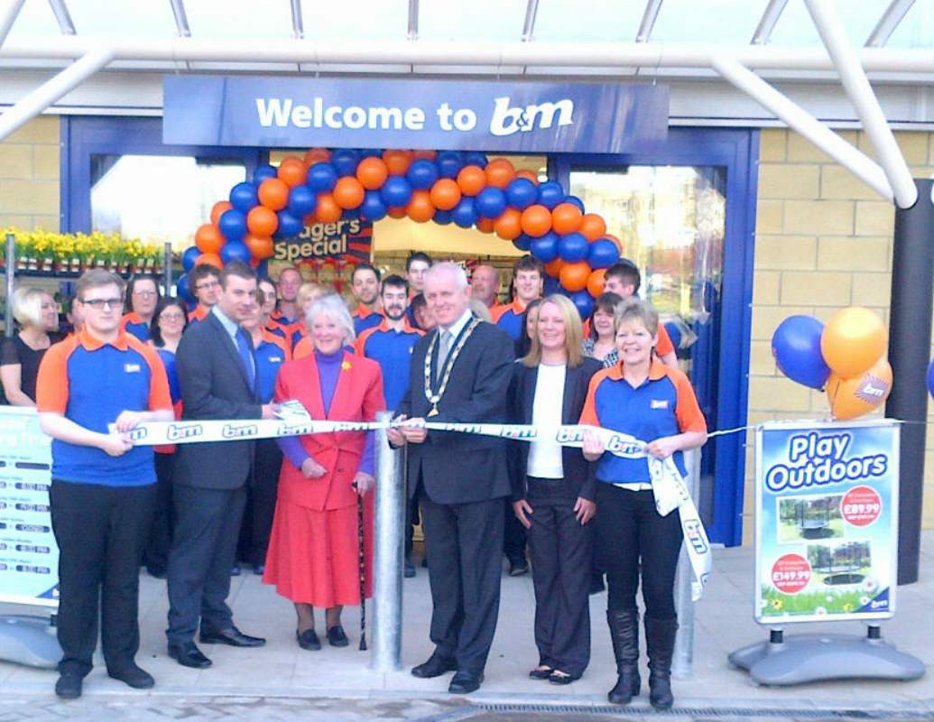 B&M Hexham being formally opened by the town’s Mayor Trevor Cessford and our local Minerva charity representative Margret Maughan who gratefully received £250 worth of B&M vouchers to help support their Cause.