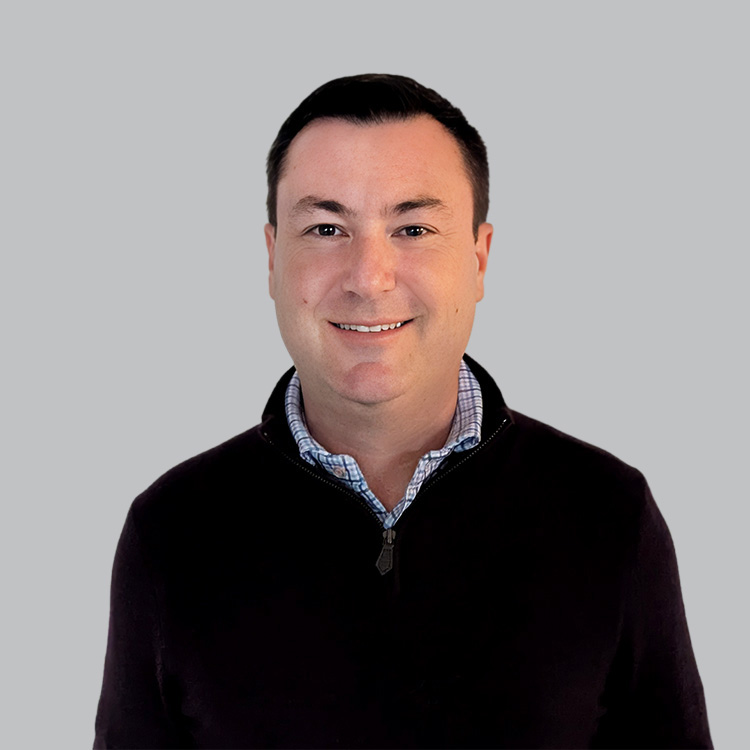 Headshot of Zach Ginburg, a wealth advisor at Chase