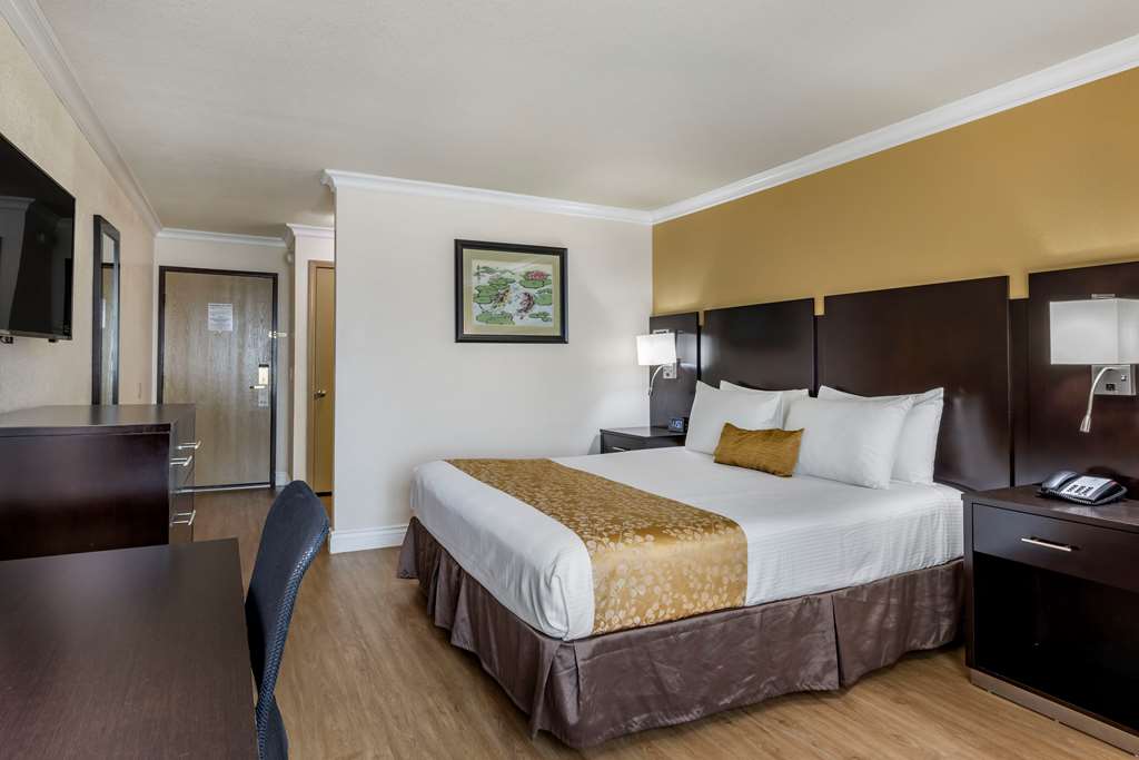 Room with One King Bed Best Western Plus South Bay Hotel Lawndale (310)973-0998