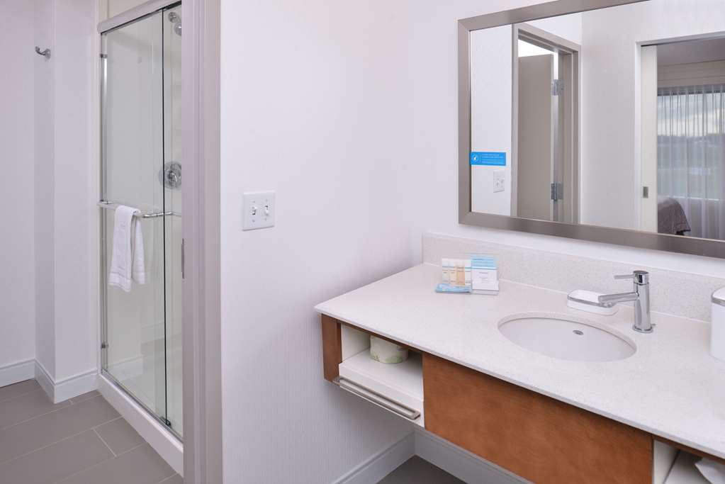 Guest room bath