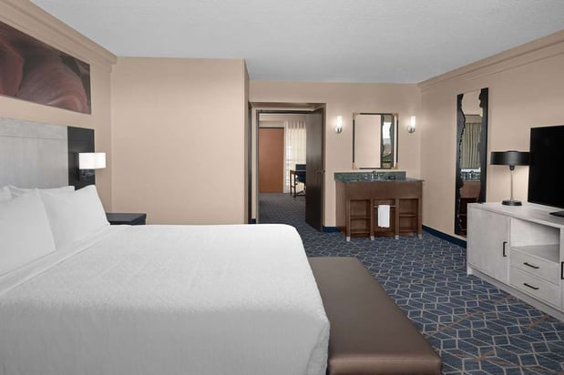 Images Embassy Suites by Hilton Phoenix Biltmore