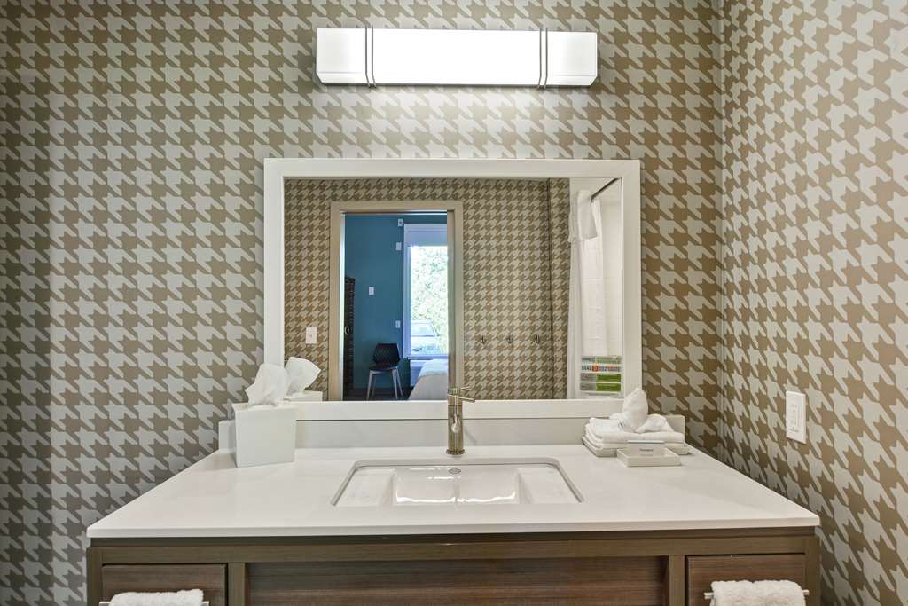 Guest room bath