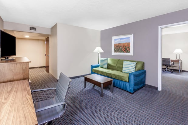 Images Holiday Inn & Suites Oklahoma City North by IHG
