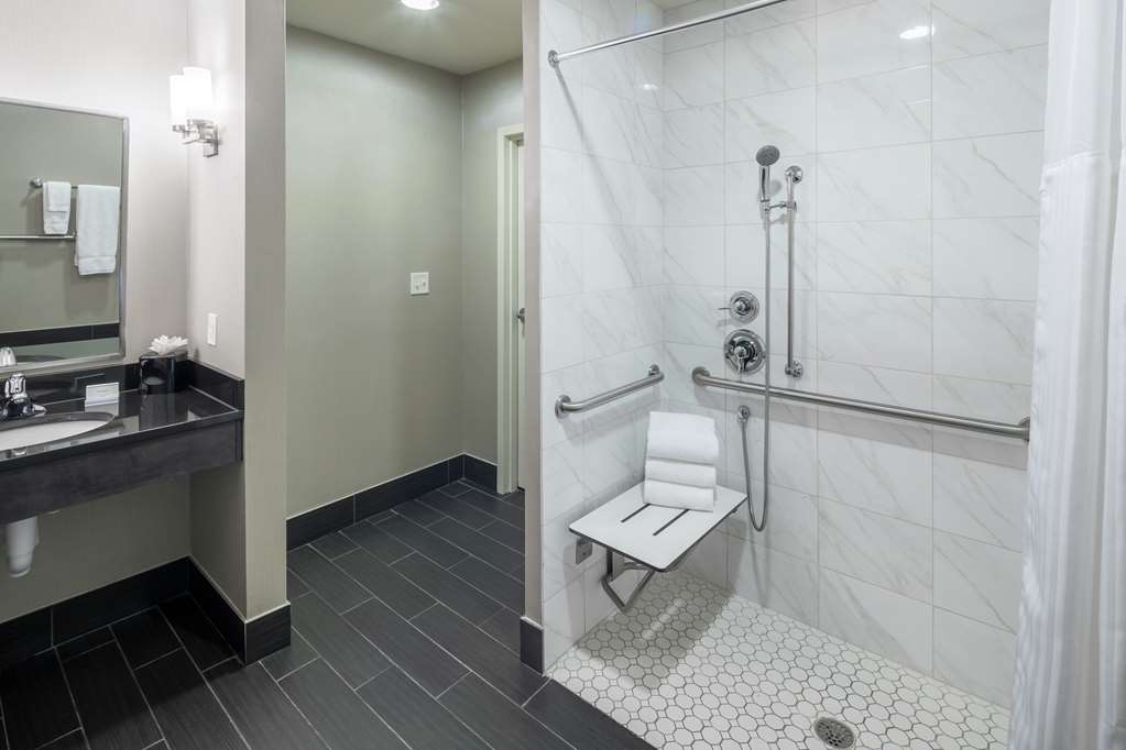 Guest room bath