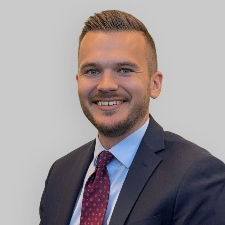 Headshot of Zach Recker, a wealth advisor at Chase