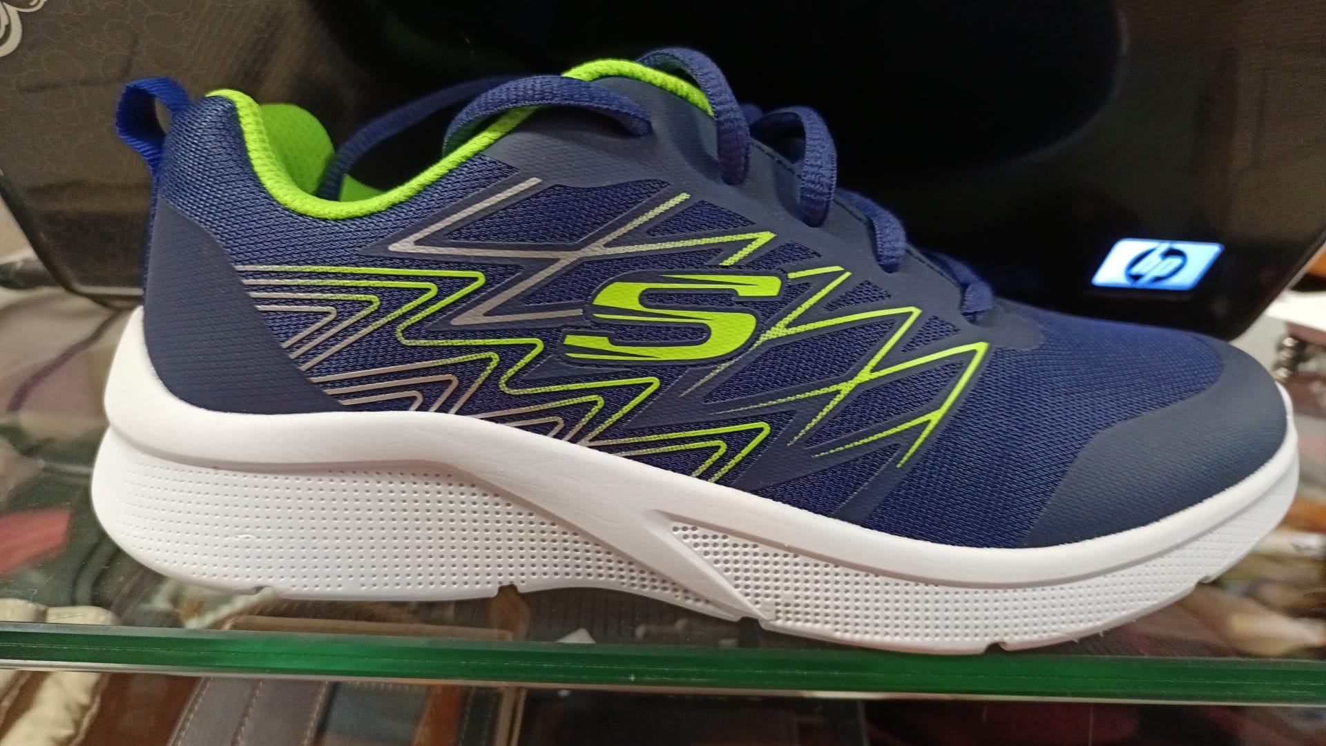 Images Deporte y Punto. Tienda de deportes