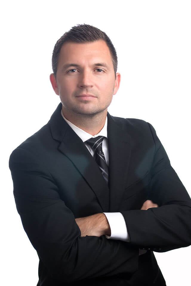 Ryan E Decker.
Persuasive litigator. Winning strategies.