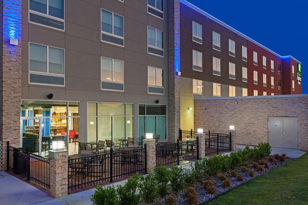 Images Holiday Inn Express & Suites Tulsa South - Woodland Hills by IHG
