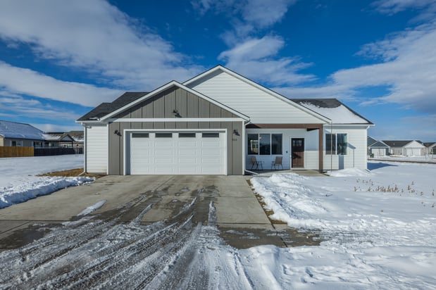 Images Jennifer Kelly, Broker and REALTOR