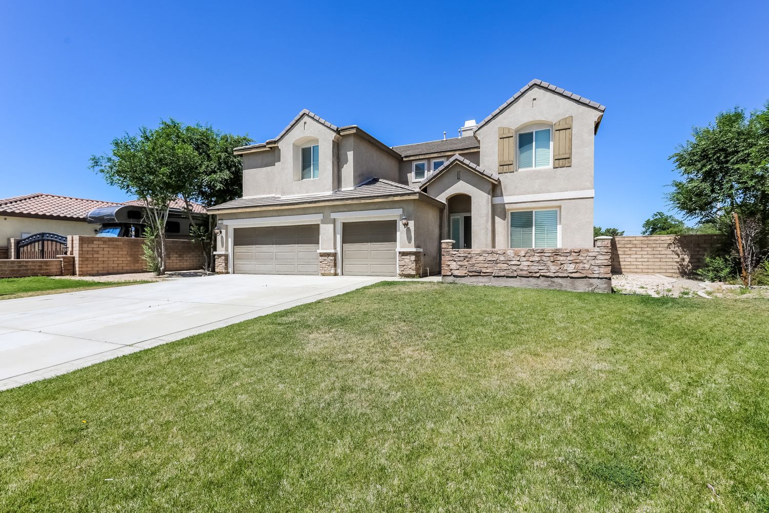 Front yard of home with three-car garage at Invitation Homes Pasadena.