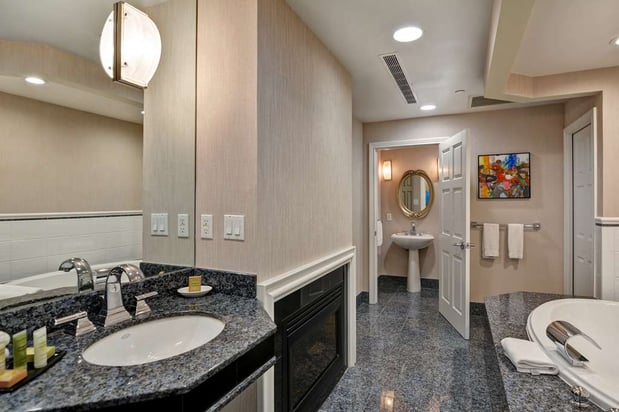 Images The Cincinnatian Hotel, Curio Collection by Hilton