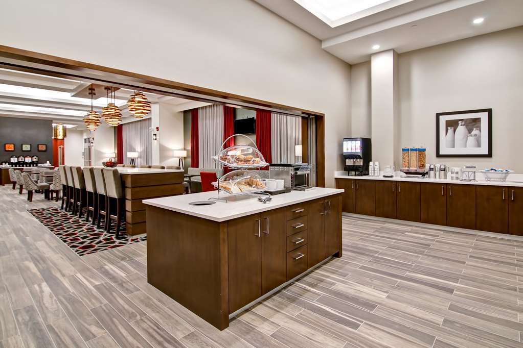Breakfast Area Hampton Inn & Suites by Hilton Grande Prairie Grande Prairie (780)538-0722