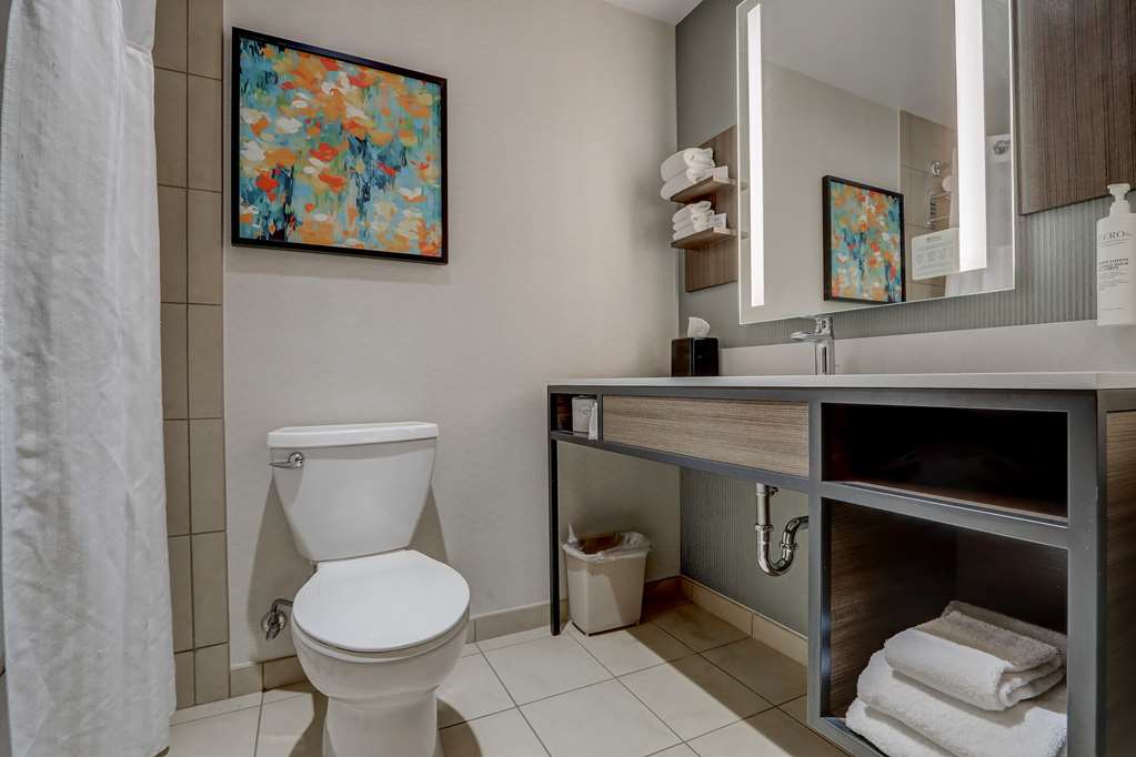 Guest room bath