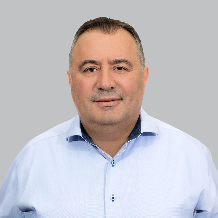 Headshot of Qamil Dervishi, a wealth advisor at Chase