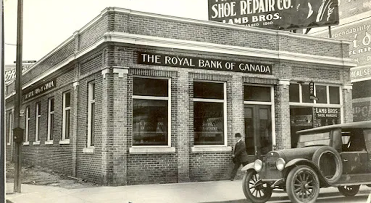 A black and white photo of an RBC branch in Edmonton in 1920.