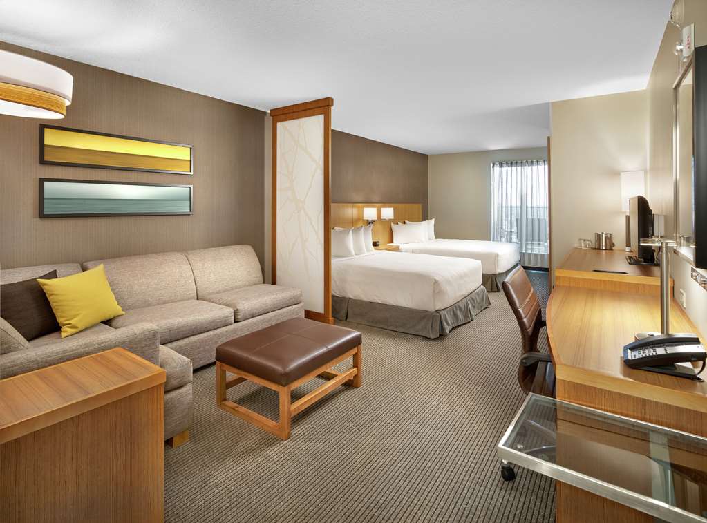 Guest room DoubleTree by Hilton Edmonton Downtown Edmonton (587)525-1234