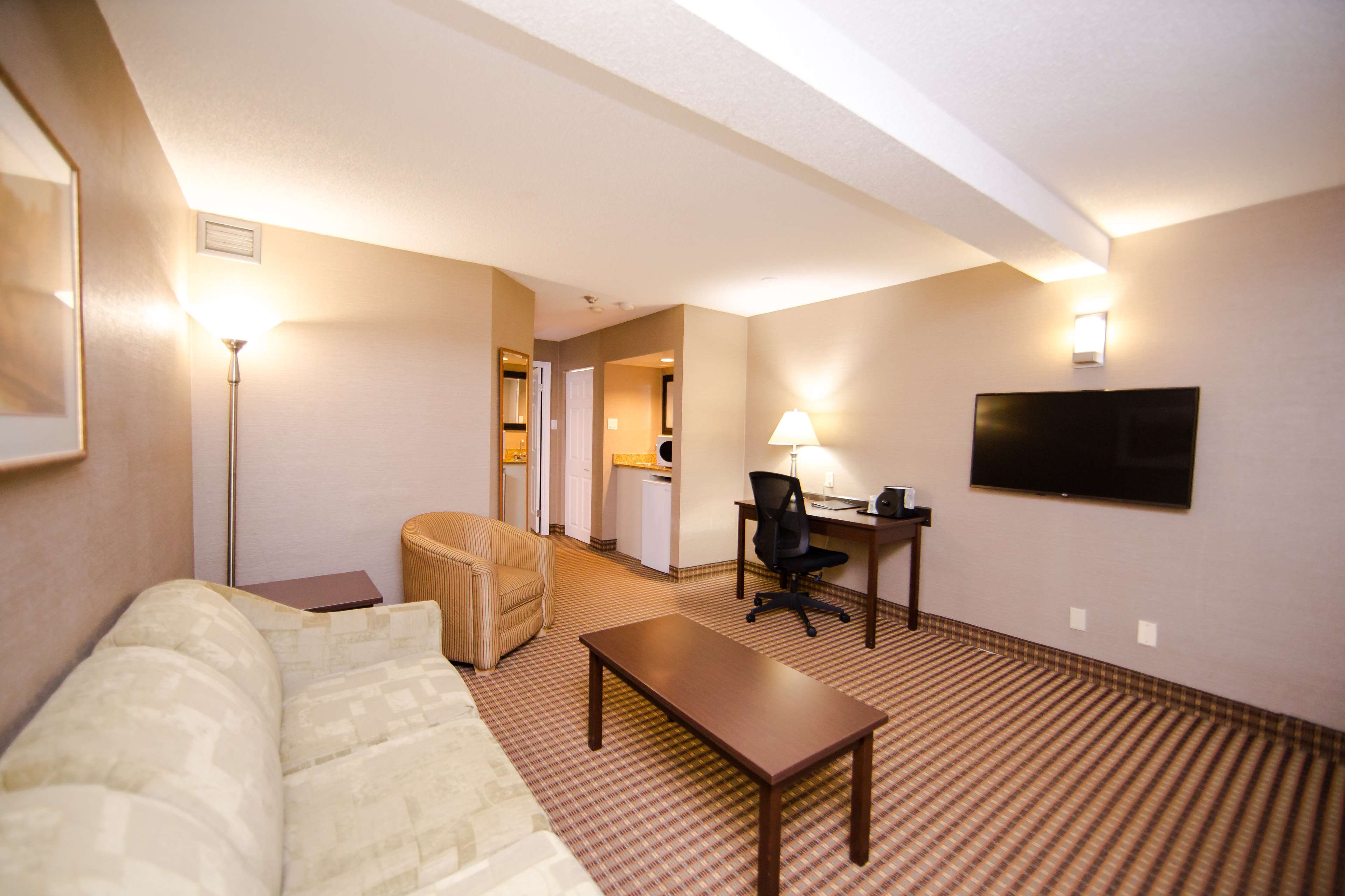 King Suite Living Room Best Western Plus Ottawa Kanata Hotel & Conference Centre Ottawa (613)828-2741