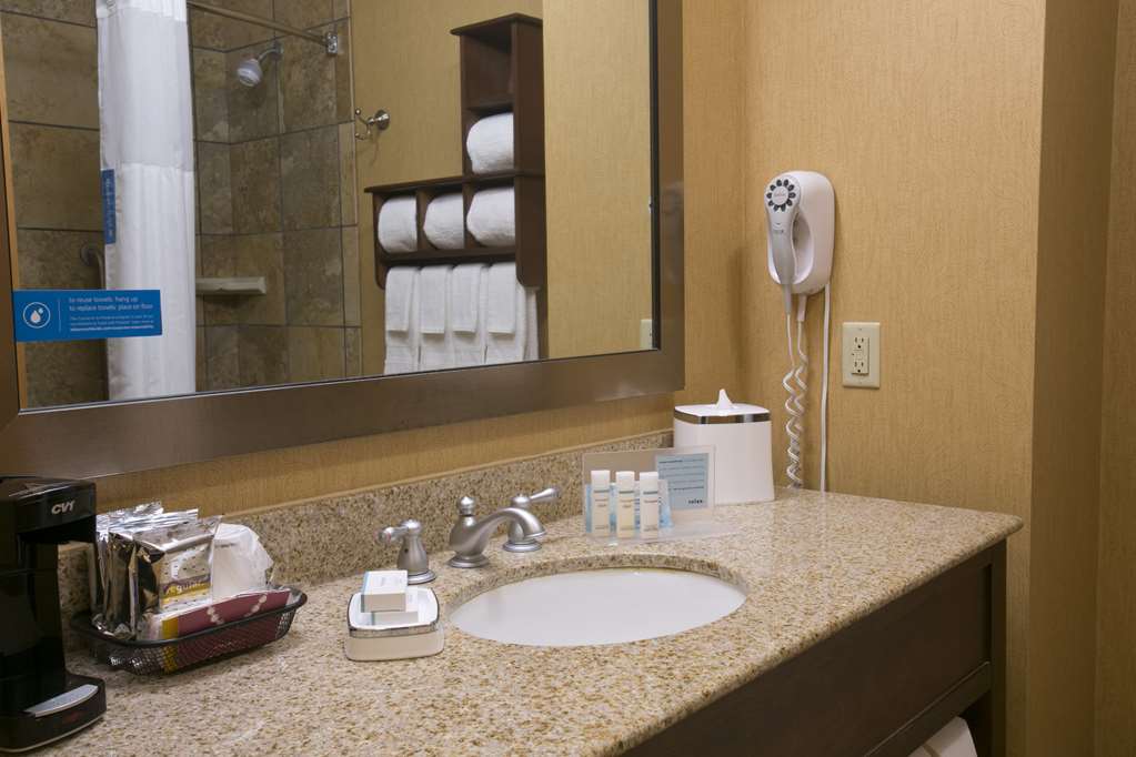 Guest room bath