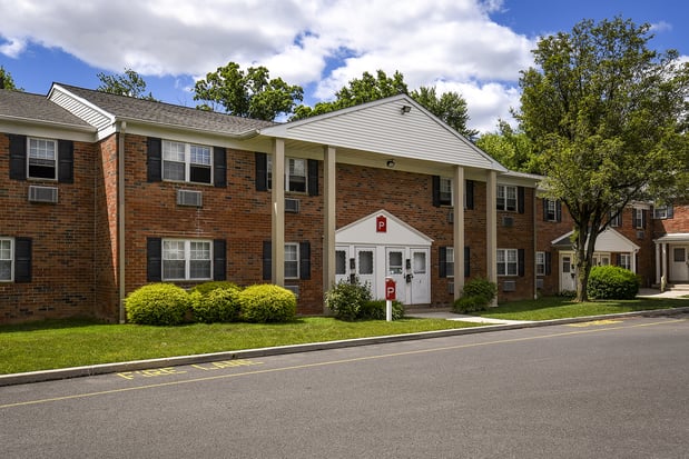 Images Country Manor Apartments