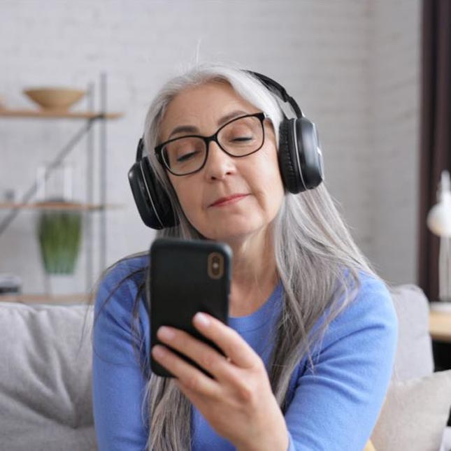 Donna adulta utilizza l'applicazione SilentCloud per gestire l'acufene