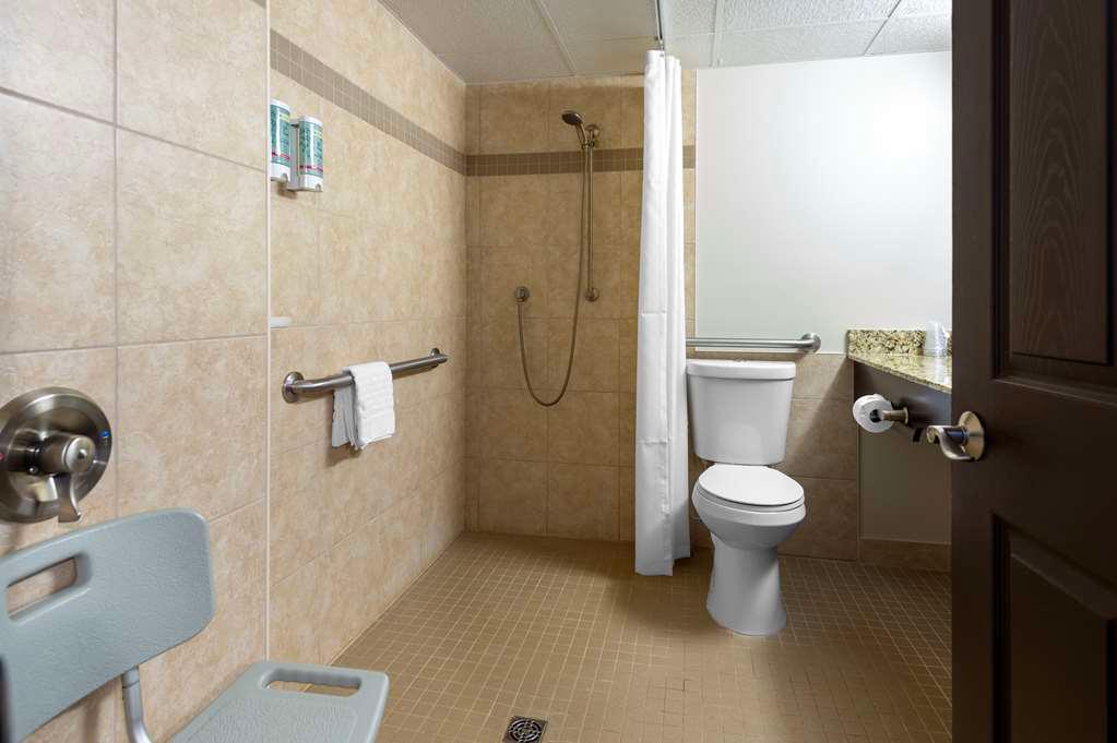 Best Western Pembroke Inn & Conference Centre à Pembroke: Accessible Bathroom