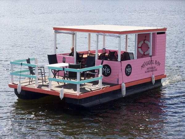 Floß „Antigua“ – Das pinke Highlight auf dem Müggelsee