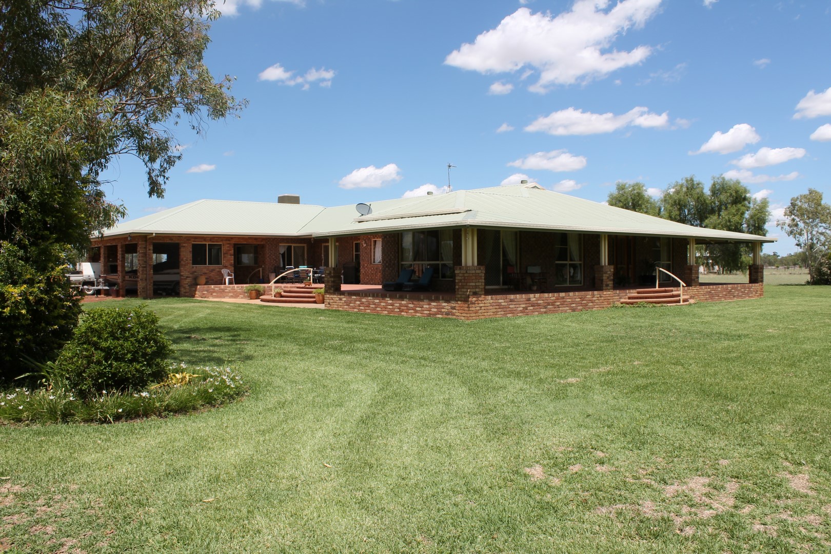 Images Ray White Rural St George