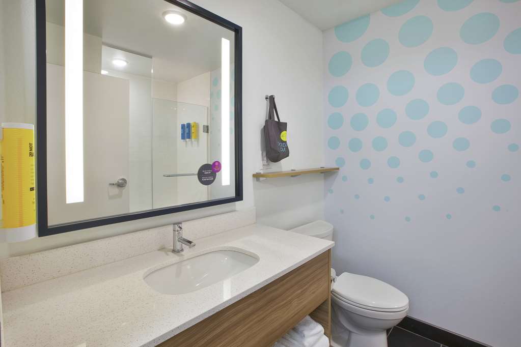 Guest room bath