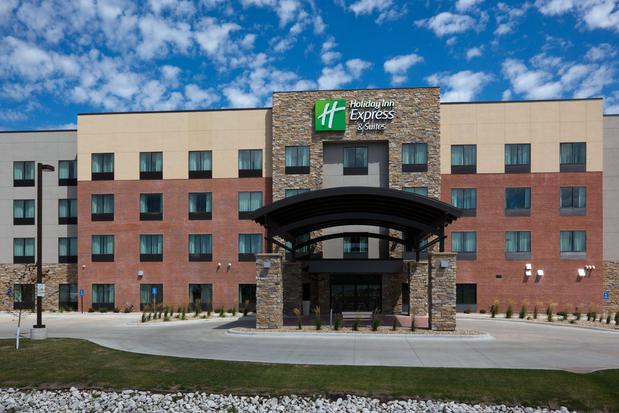 Images Holiday Inn Express & Suites Fort Dodge by IHG