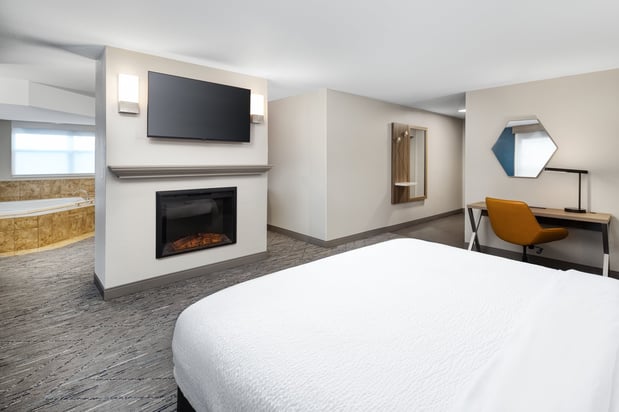 Images Holiday Inn Express & Suites Green Bay East by IHG