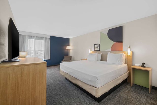 Images Spark by Hilton Bakersfield Central