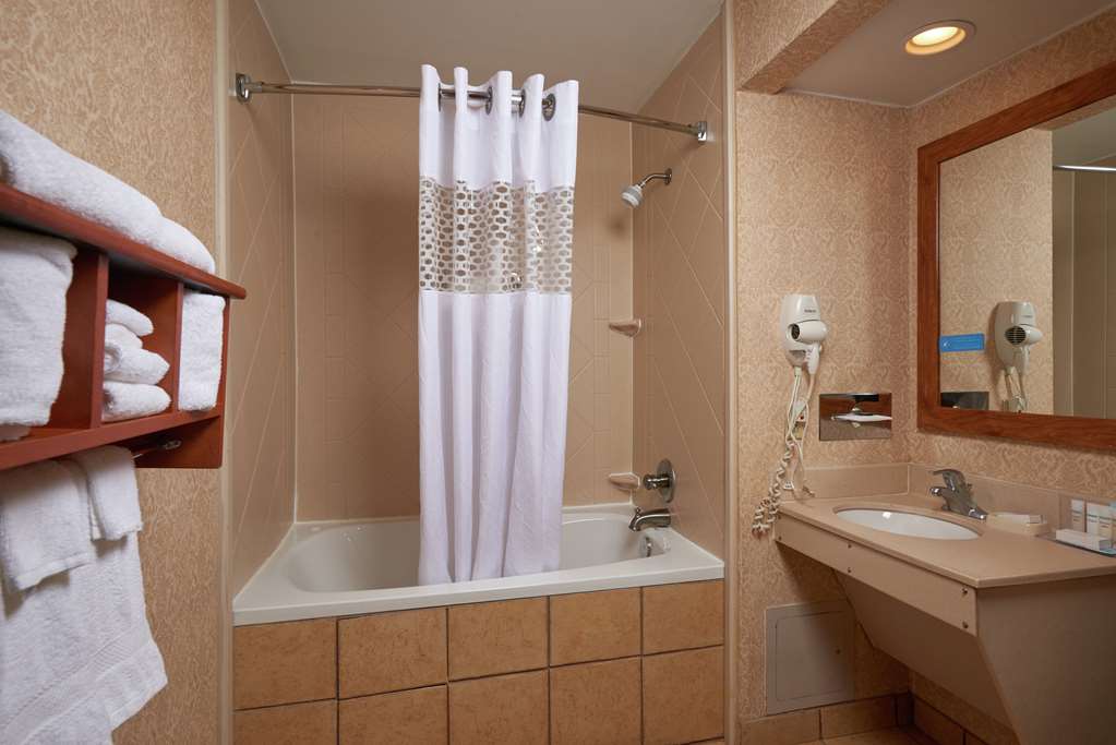 Guest room bath