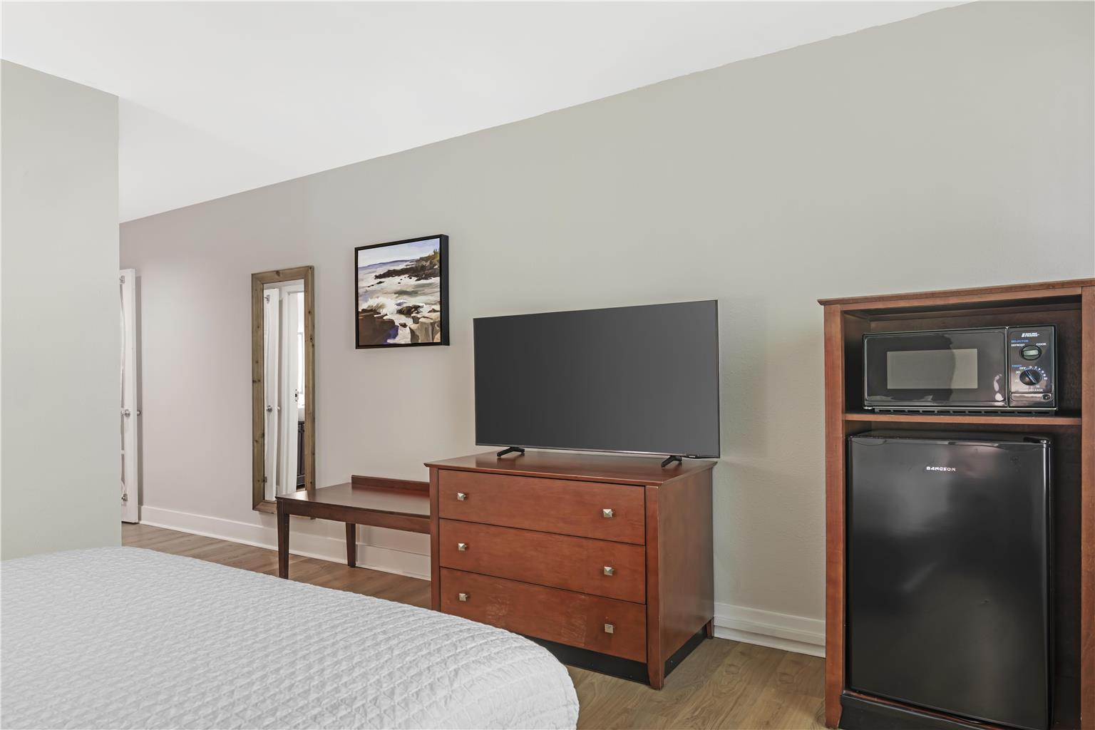 Suite Single Queen Bedroom