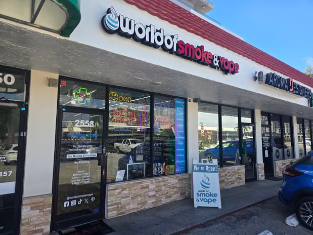 Images World of Smoke & Vape - Aventura