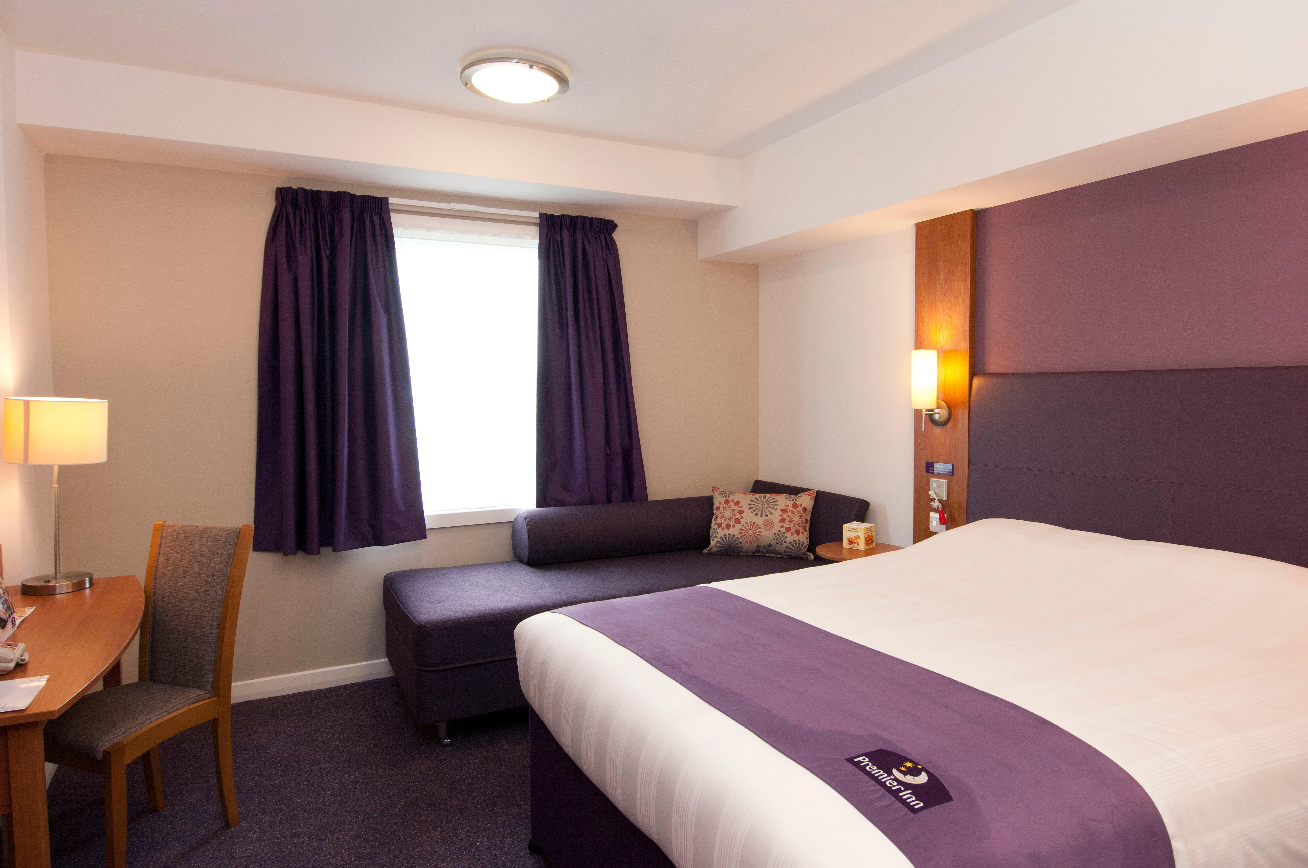 Premier Inn bedroom Premier Inn London Heathrow Airport Terminal 5 hotel Longford 08715 279344