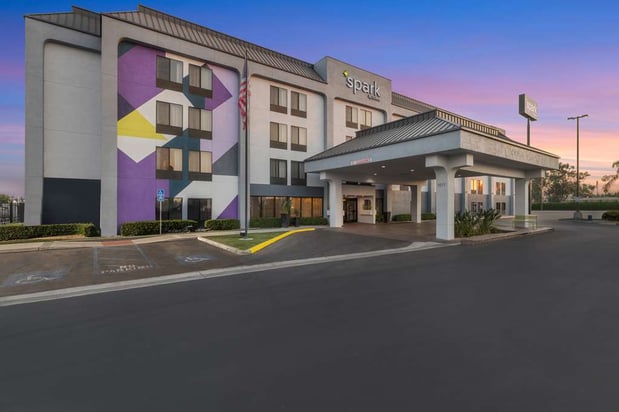 Images Spark by Hilton Bakersfield Central