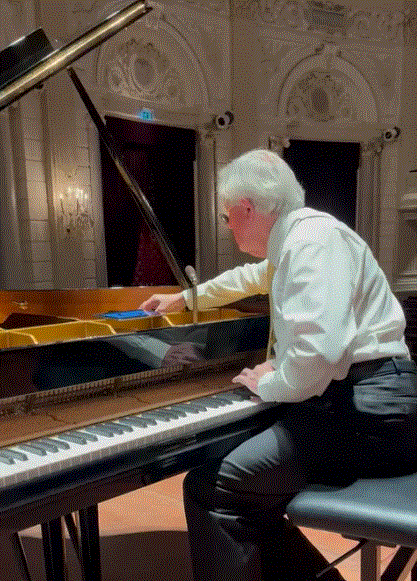 Foto's Pianostemmer voor het Gooi en omstreken Frans van den Brink