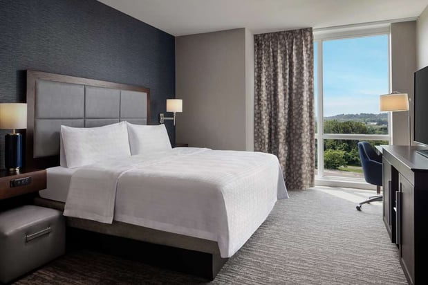 Images Hampton Inn & Suites Teaneck Glenpointe