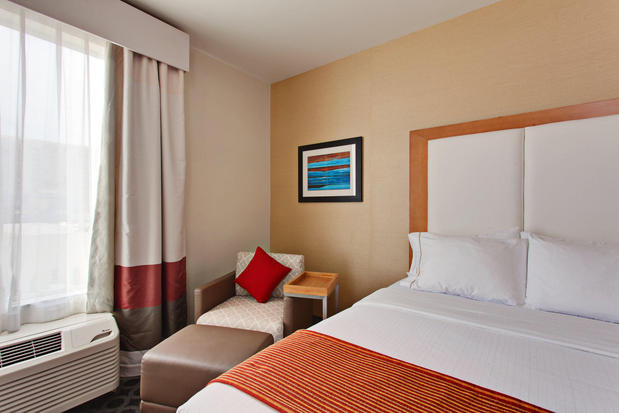 Images Holiday Inn Express North Hollywood - Burbank Area, an IHG Hotel