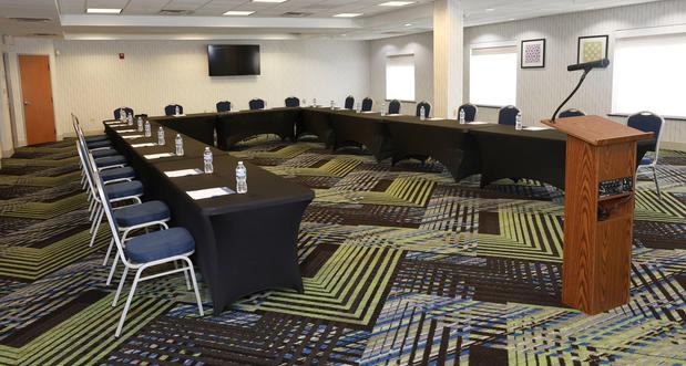 Images Holiday Inn Express & Suites Chicago North-Waukegan-Gurnee, an IHG Hotel