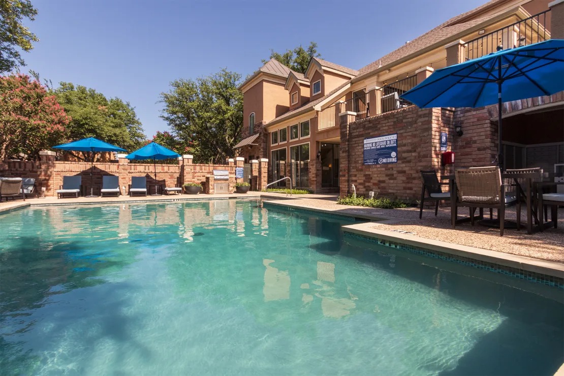Refreshing Pool with Grilling Station (gas) 