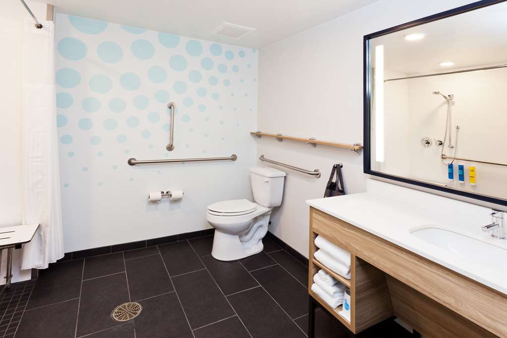 Guest room bath